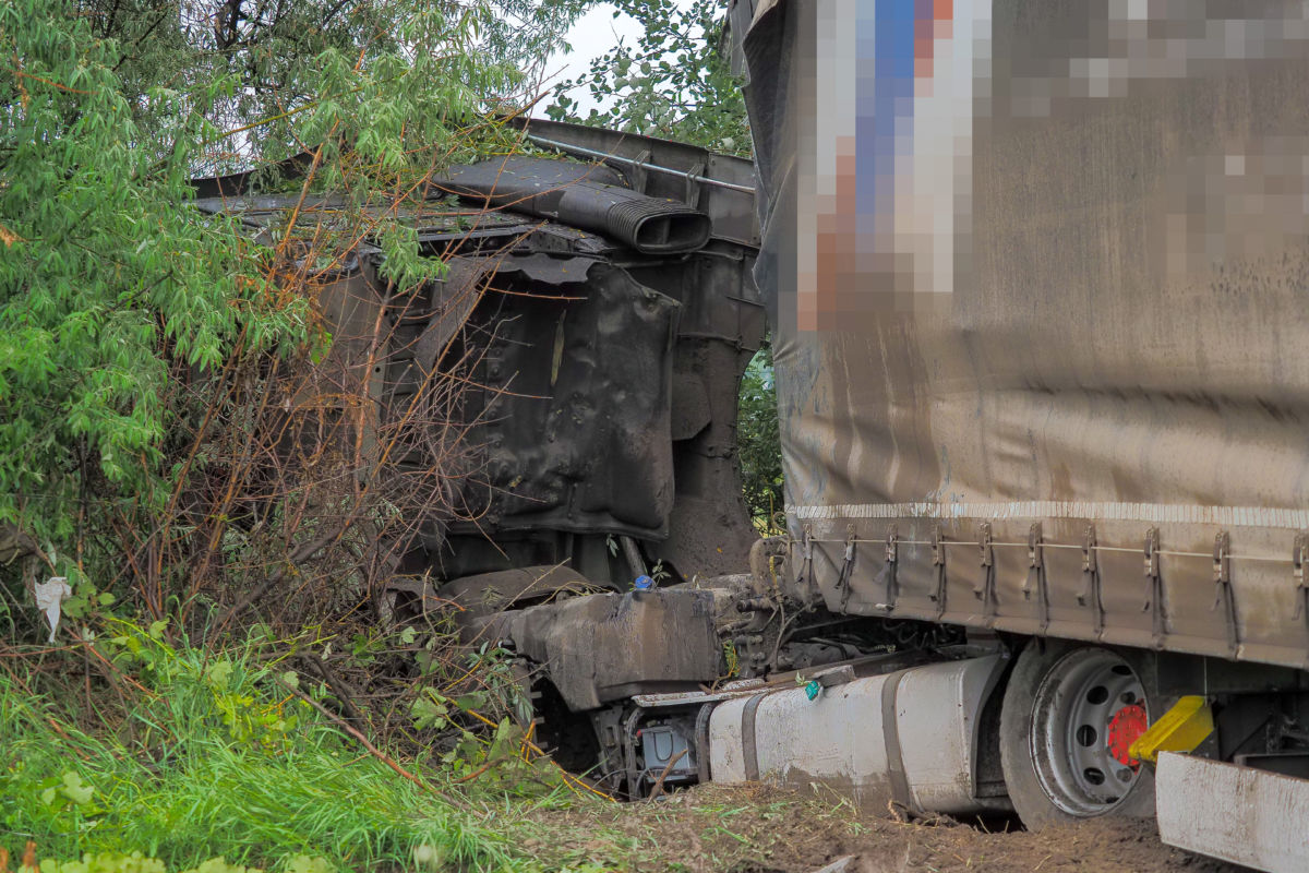 Sérült kamion az 52-es főút Izsákhoz közeli szakaszán, miután a gépjármű összeütközött egy személyautóval 2020. június 9-én.