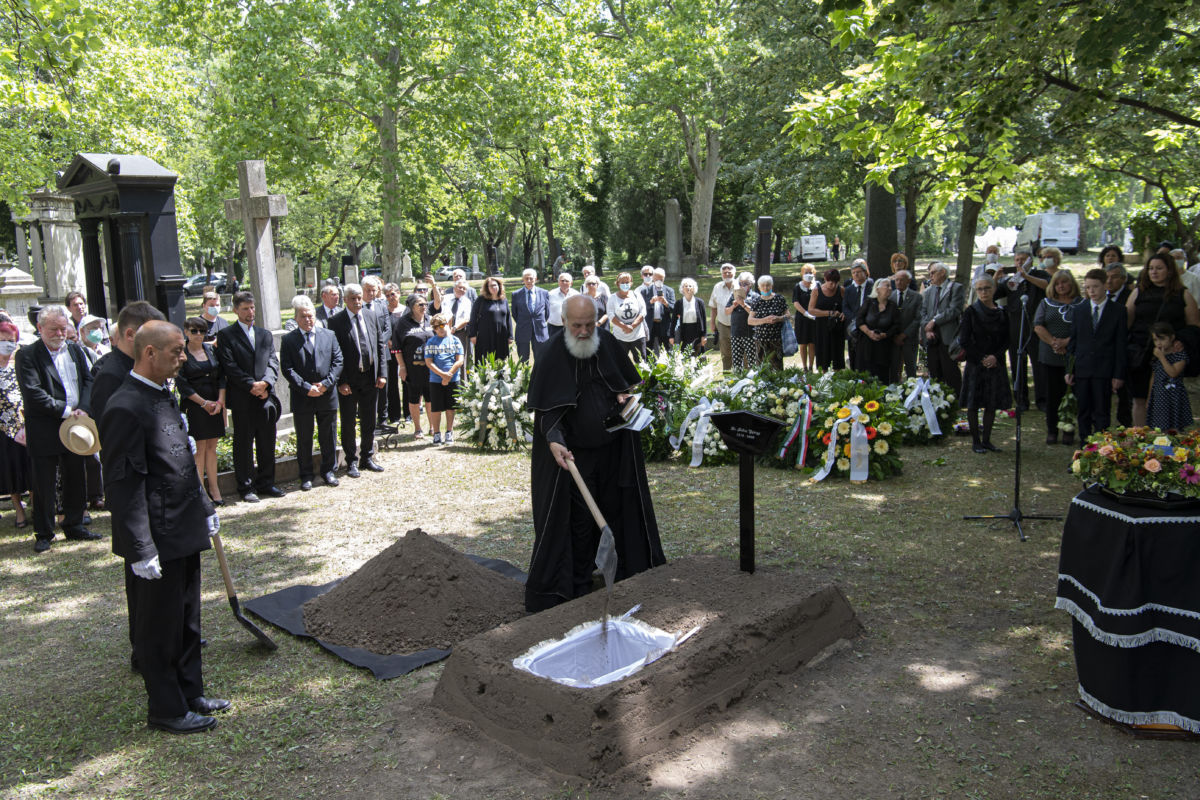 Iványi Gábor metodista lelkész (j) Bálint György temetésén a Fiumei úti sírkertben 2020. július 14-én.