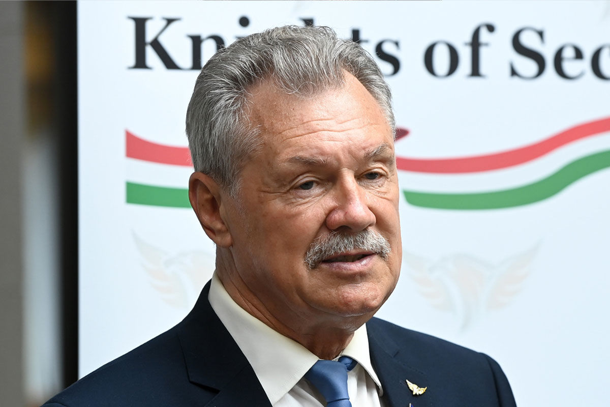 Farkas Bertalan, az első magyar űrhajós, űrkutató beszédet mond, miután a 40 éve végrehajtott űrrepülése alkalmából az Order of Security nagykereszt kitüntetést vette át Budapesten, a HM Hotel Hadik szállodában 2020. július 30-án.