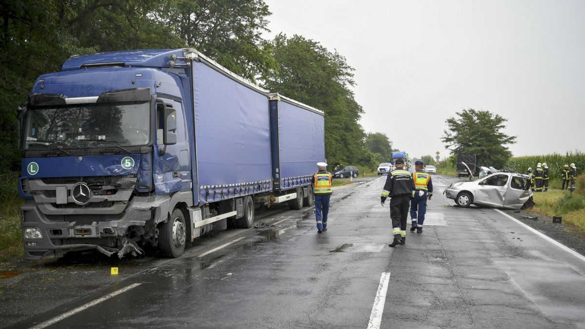 Összeroncsolódott járművek a 42-es főúton, Berettyóújfalu és Földes között 2020. július 7-én.