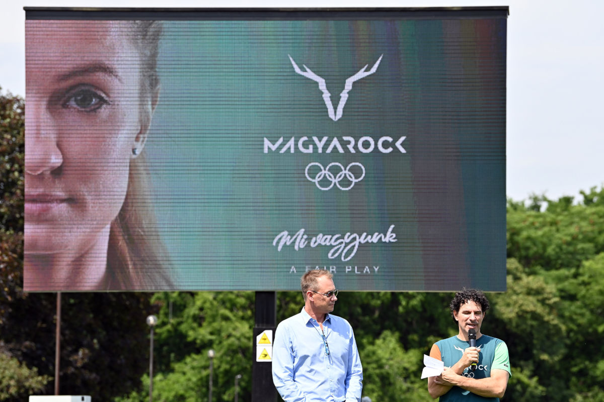 Kulcsár Krisztián, a Magyar Olimpiai Bizottság (MOB) elnöke (b) és Vékásssy Bálint, a MOB főtitikára az új magyar szurkolói márka, a "Magyarock" bemutatóján a Kincsem Parkban 2020. július 24-én.