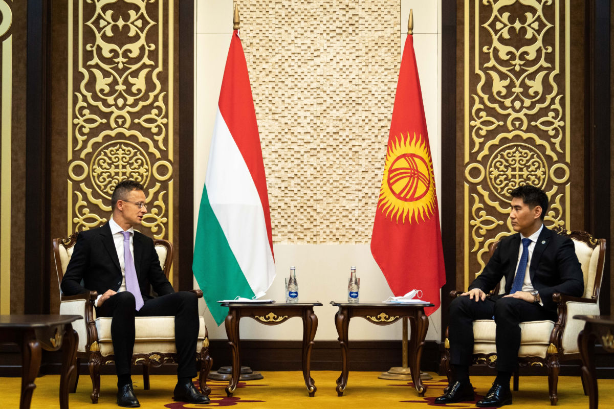 Szijjártó Péter külgazdasági és külügyminiszter (b) és Csingiz Ajdarbekov kirgiz külügyminiszter találkozója Biskekben, a repülőtéren 2020. július 15-én.
