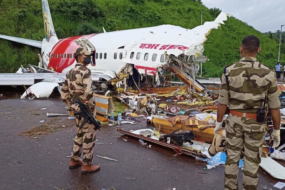 191 fővel a fedélzetén kettétört landoláskor egy repülőgép Indiában – fotók, videók