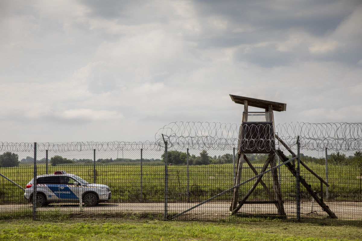 Egy rendőrségi autó halad a határzáron Röszke közelében, a magyar-szerb határnál 2020. augusztus 6-án.