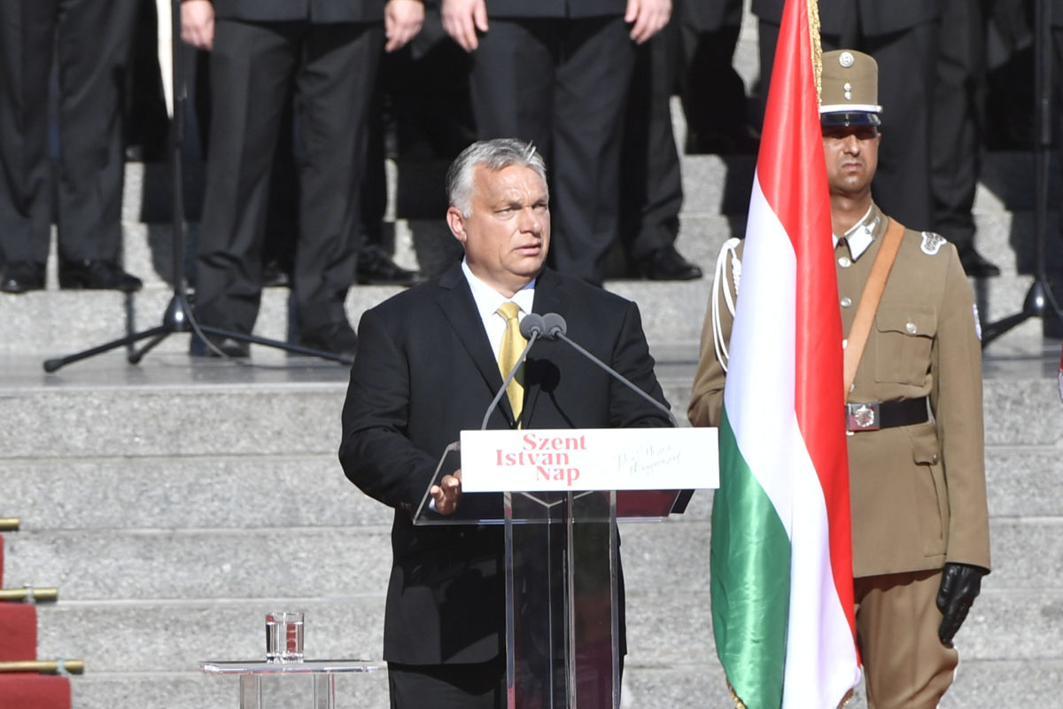 Orbán Viktor miniszterelnök beszédet mond az államalapító Szent István király ünnepe alkalmából tartott díszünnepségen és tisztavatáson az Országház előtt, a Kossuth Lajos téren 2020. augusztus 20-án.
