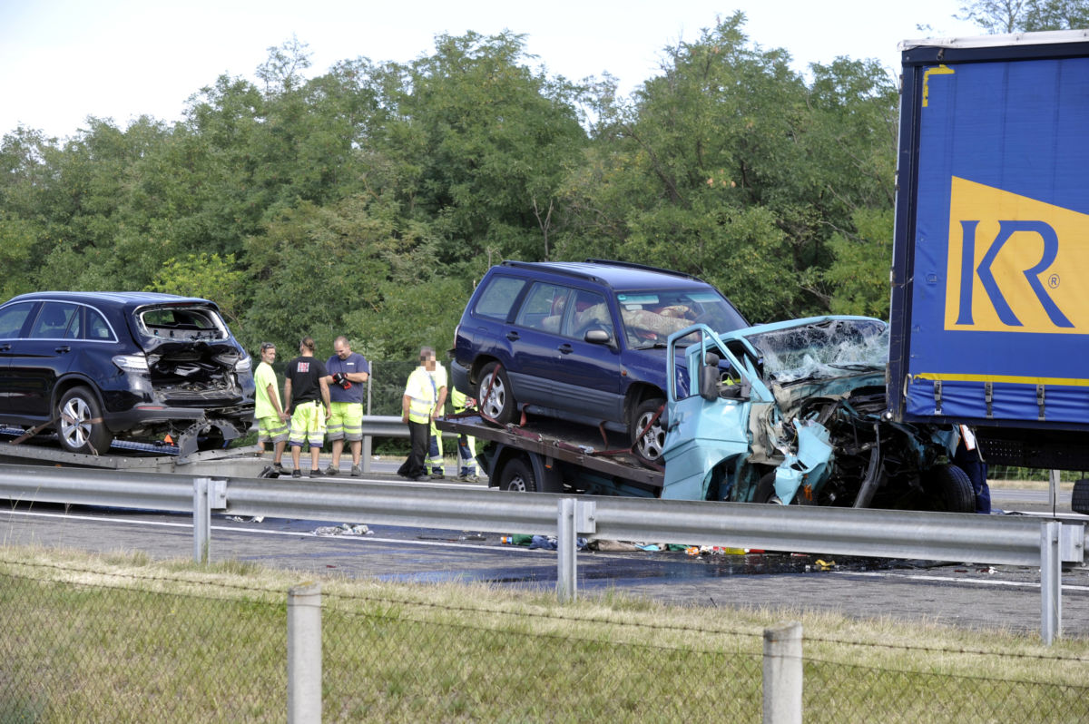 Ütközésben összetört autók az M5-ös autópálya Szeged felé vezető oldalán Inárcsnál 2020. szeptember 3-án.