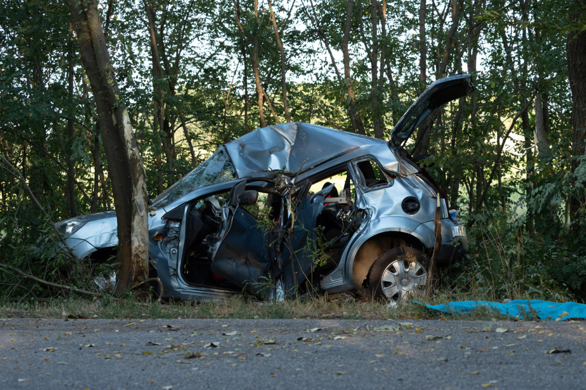 Összetört személygépkocsi Kiskunmajsa közelében, az 5412-es számú út 35-ös kilométerénél 2020. szeptember 5-én.