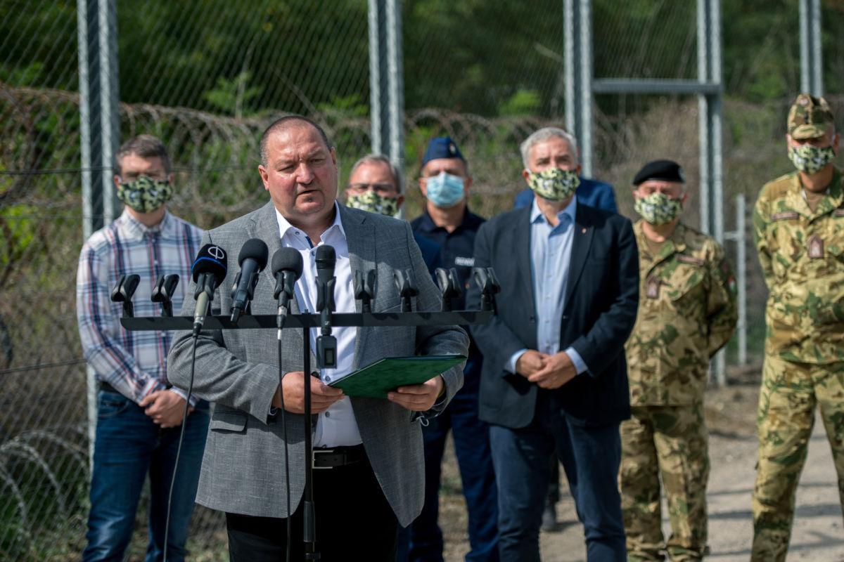 Németh Szilárd, a Fidesz-frakció bevándorlásellenes kabinetjének vezetője, a Honvédelmi Minisztérium (HM) parlamenti államtitkára sajtótájékoztatót tart a kabinet ülése után Hercegszántó közelében, a magyar-szerb határon 2020. szeptember 17-én.