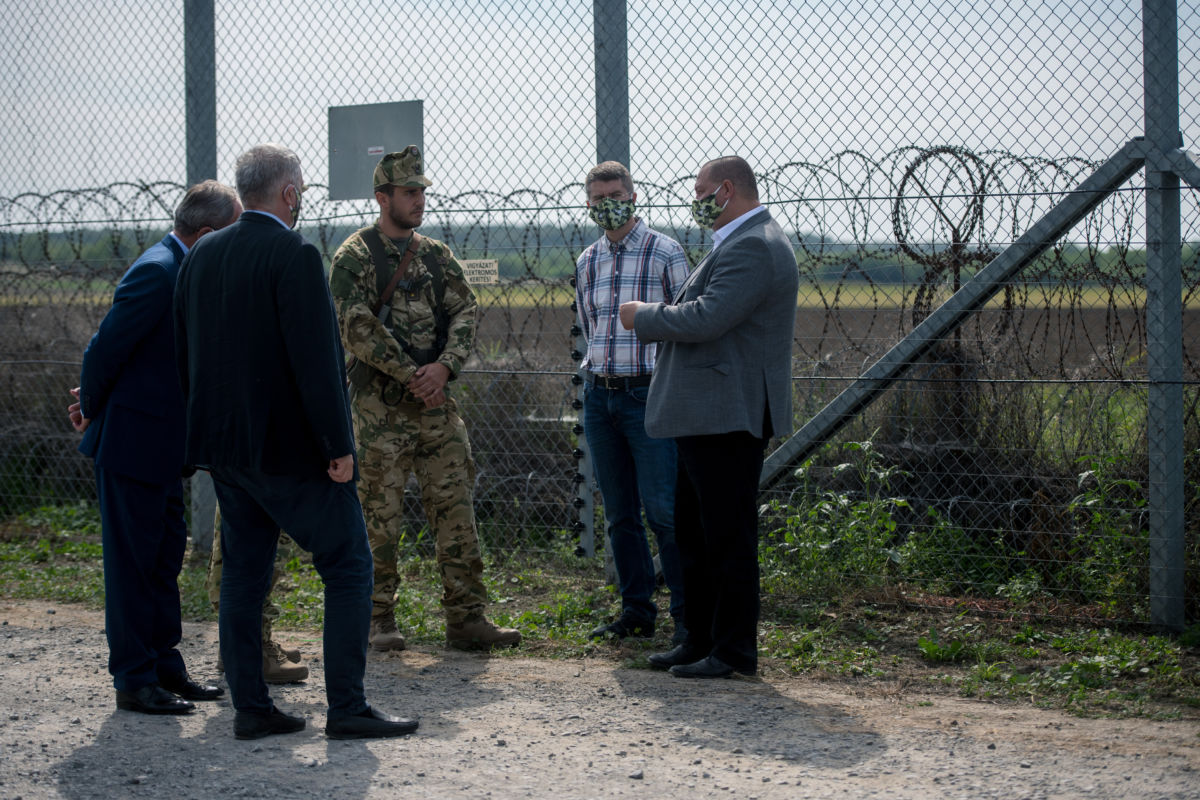 Németh Szilárd, a Fidesz-frakció bevándorlásellenes kabinetének vezetője, a Honvédelmi Minisztérium (HM) parlamenti államtitkára (j) beszélget a határon szolgálatot teljesítő katonákkal a kabinet üléséről szóló sajtótájékoztató után Hercegszántó közelében, a magyar-szerb határon 2020. szeptember 17-én.