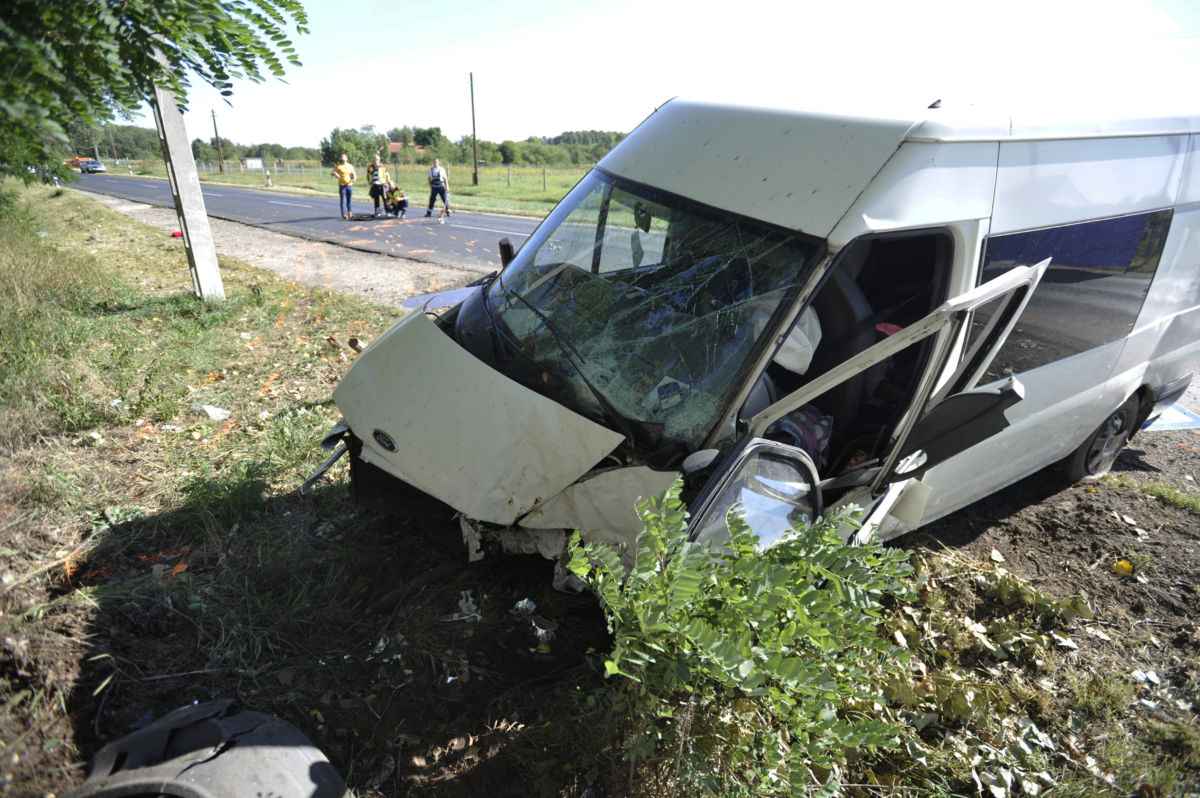 Ütközésben összetört kisbusz Nyársapátnál, a 441-es út 7-es kilométerénél 2020. szeptember 4-én.