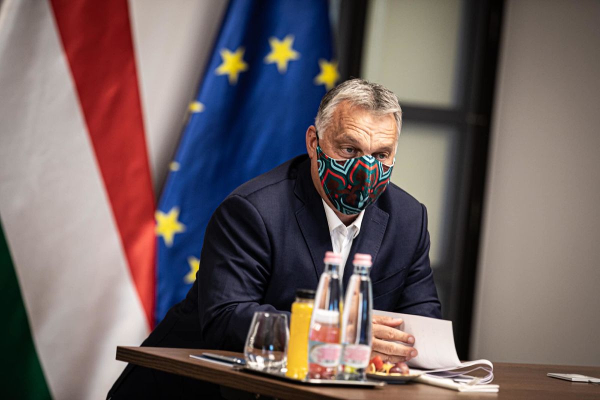 Orbán Viktor komoly védelmet biztosító maszkban videokonferenciázik az unió vezetőivel.