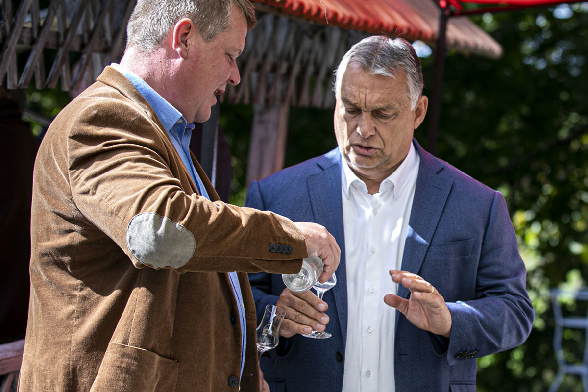 Orbán Viktor miniszterelnök (k) a magyarországi szabad pálinkafőzés 10. évfordulóján szervezett ünnepségen a Zala megyei Becsehelyen 2020. szeptember 27-én.