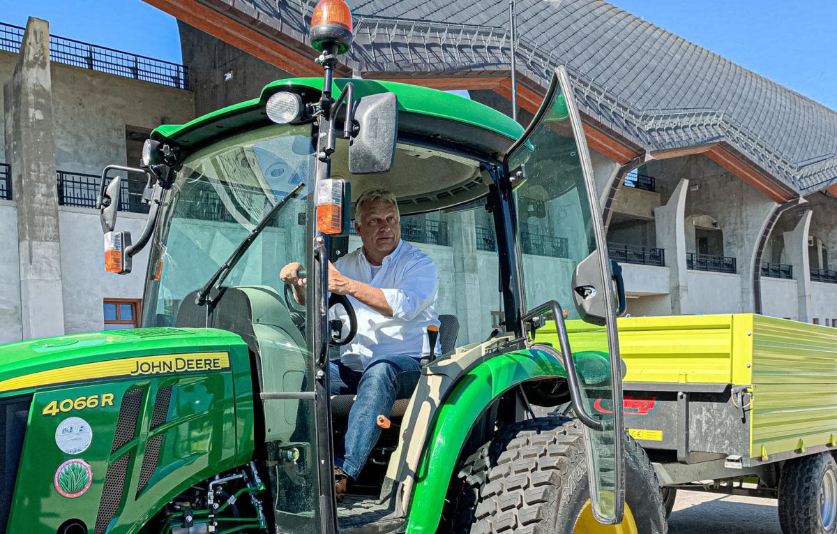 Orbán Felcsúton fusizik egy traktoron