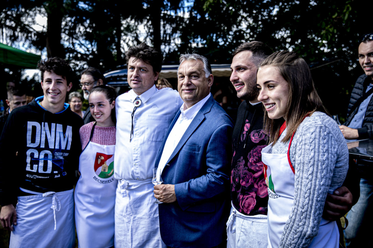Orbán Viktor miniszterelnök (k) a magyarországi szabad pálinkafőzés 10. évfordulóján szervezett ünnepségen a Zala megyei Becsehelyen 2020. szeptember 27-én.