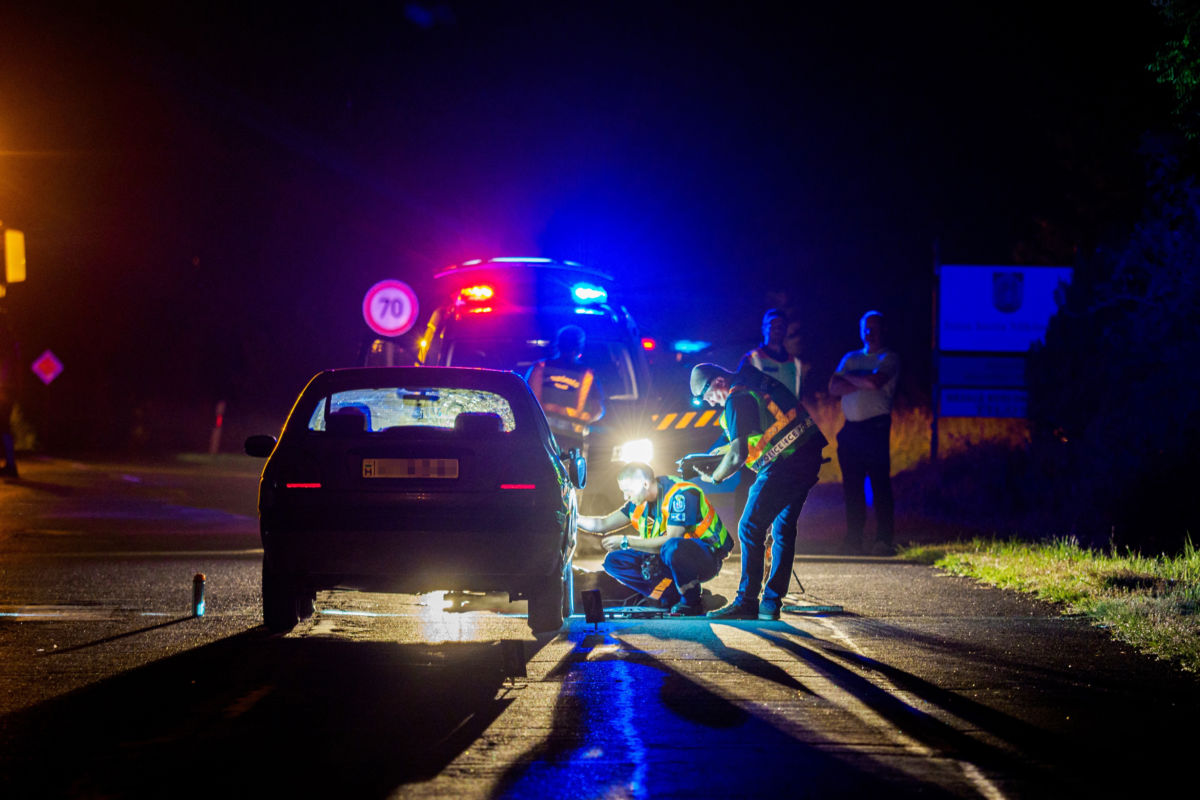 Rendőri helyszínelés az 54-es főúton Sükösd és Nemesnádudvar között, ahol halálra gázolt egy gyalogost egy személygépkocsi 2020. szeptember 11-én.