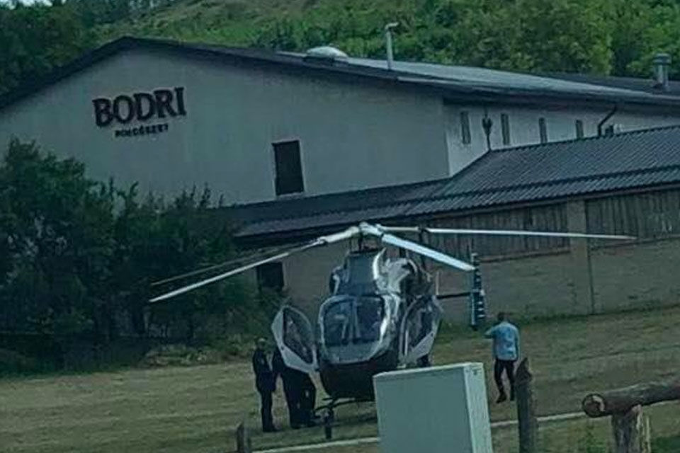 Súlyos fotókat mutatott Hadházy Ákos: „Szijjártó még haza is helikopterrel jár”
