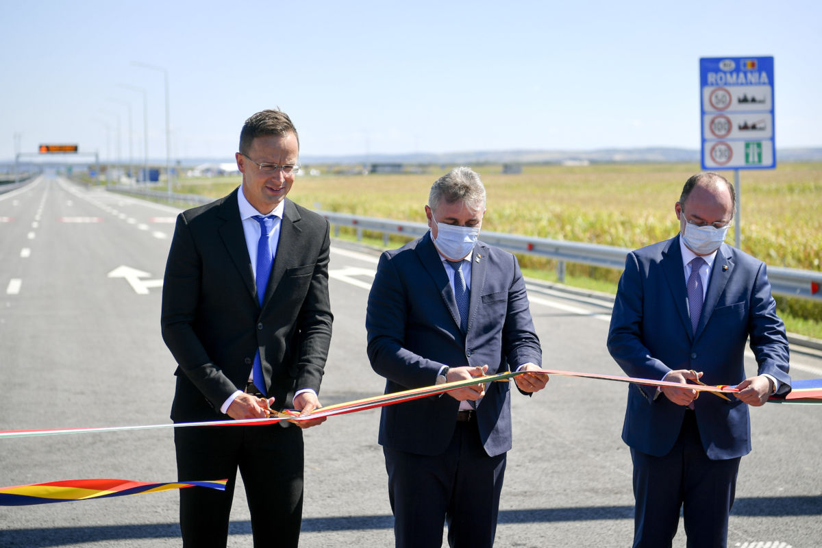 Szijjártó Péter külgazdasági és külügyminiszter, Lucian Nicolae Bode román közlekedésért, infrastruktúráért és kommunikációért felelős miniszter és Bogdan Lucian Aurescu román külügyminiszter (b-j) átadja az M4 autópálya Berettyóújfalu és Nagykereki közötti szakaszát, valamint a Nagykereki-Bors II. autópálya-határátkelőhelyet Nagykereki határában 2020. szeptember 4-én.