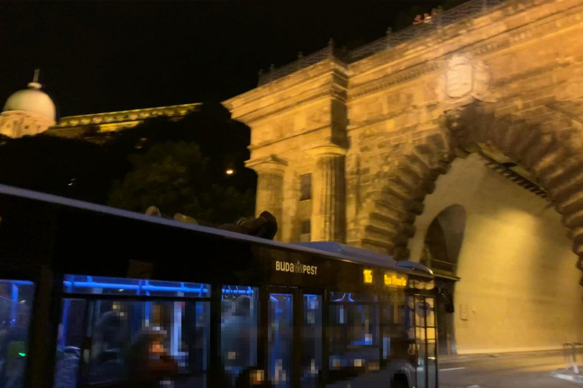A 105-ös busz tetején állva utazott egy férfi Budapesten