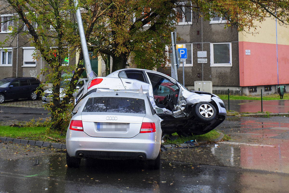 Összeroncsolódott személygépkocsik a főváros XV. kerületében a Molnár Viktor utca és Drégelyvár utca kereszteződésénél, ahol két autó karambolozott 2020. október 13-án