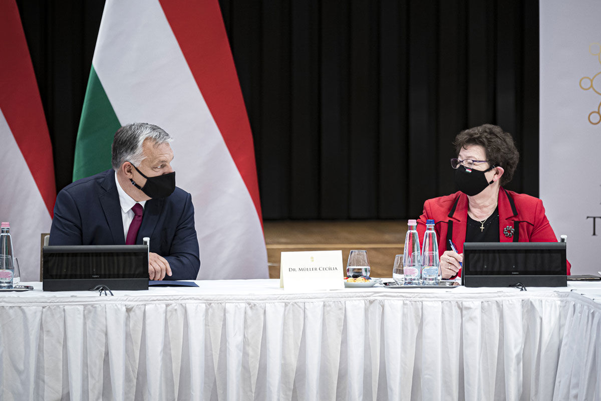 Orbán Viktor miniszterelnök és Müller Cecília országos tisztifőorvos az Idősek Tanácsának ülésén a Karmelita kolostorban 2020. október 1-jén.