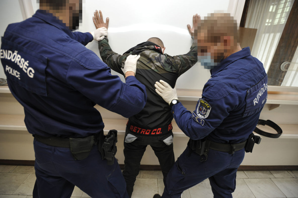 Betörőbanda egyik tagját állítják elő rendőrök a Ceglédi Rendőrkapitányságon 2020. szeptember 30-án.