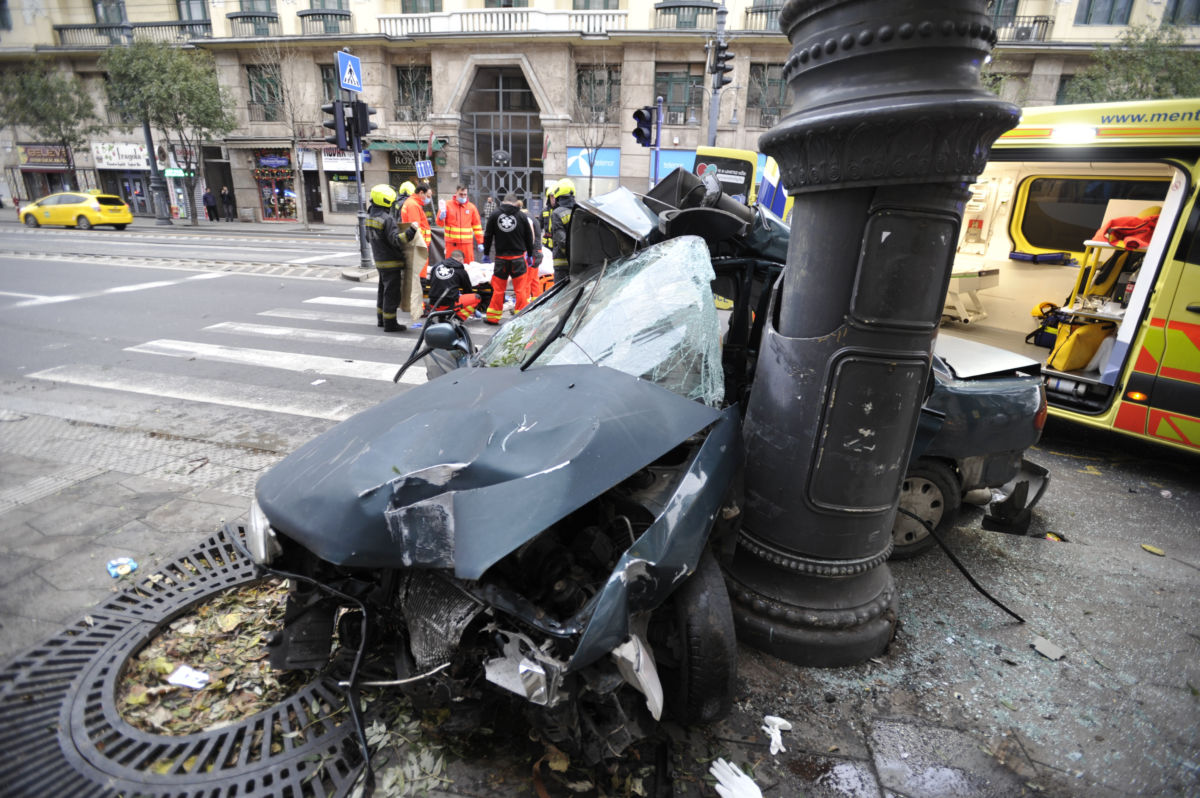 Villanyoszlopnak csapódott, összetört személygépkocsi a Károly körúton 2020. november 1-jén.