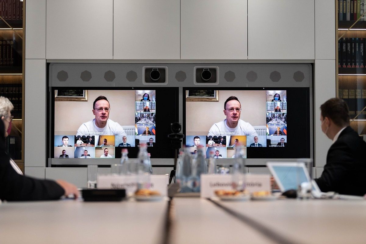 Szijjártó Péter magyar külügyminiszter videókonferenciát tart Gyenyisz Manturov orosz ipari és kereskedelmi miniszterrel és stábjával.