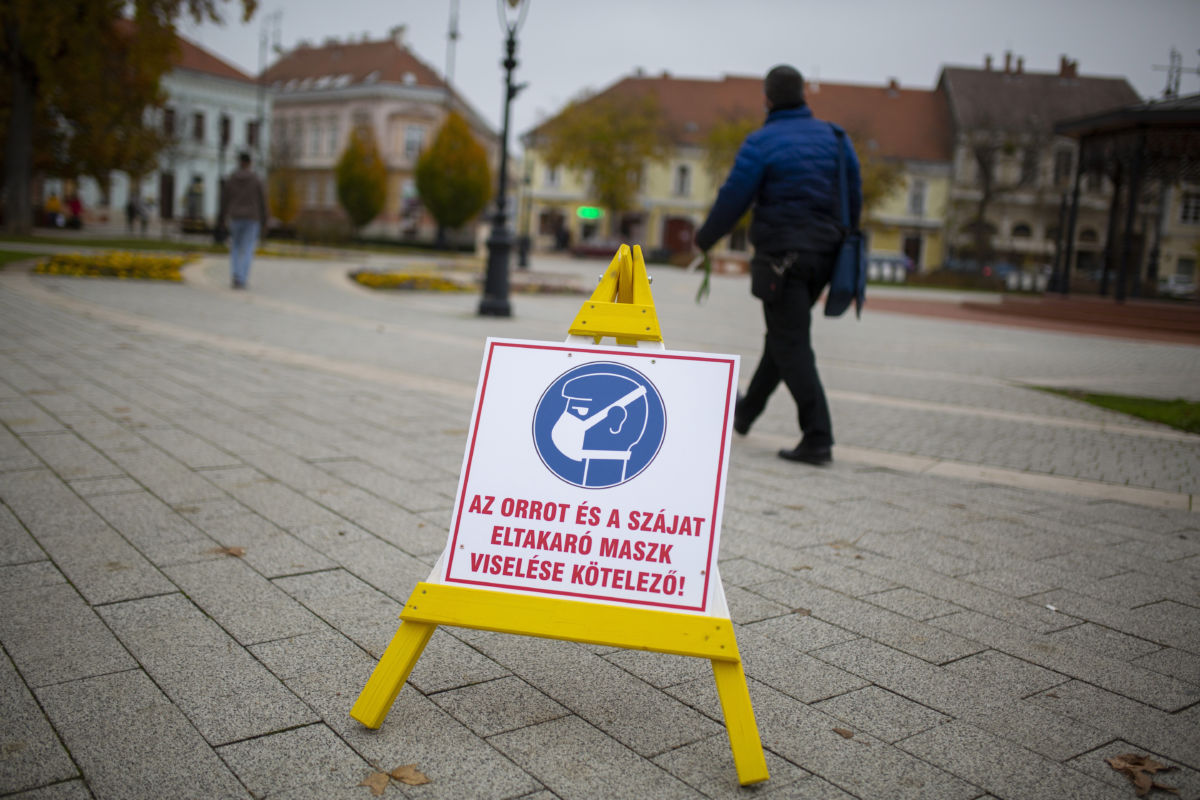 A védőmaszk viselésére felszólító tábla Nagykanizsán, az Erzsébet téren 2020. november 13-án.
