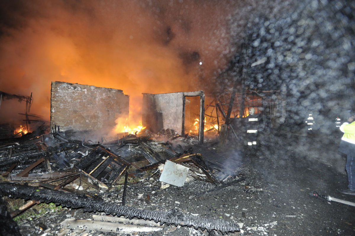 Tűz és elégett tárgyak a főváros XVI. kerületében a Rákosi úton, ahol kiégett egy lapszabászat 2020. november 1-jén.