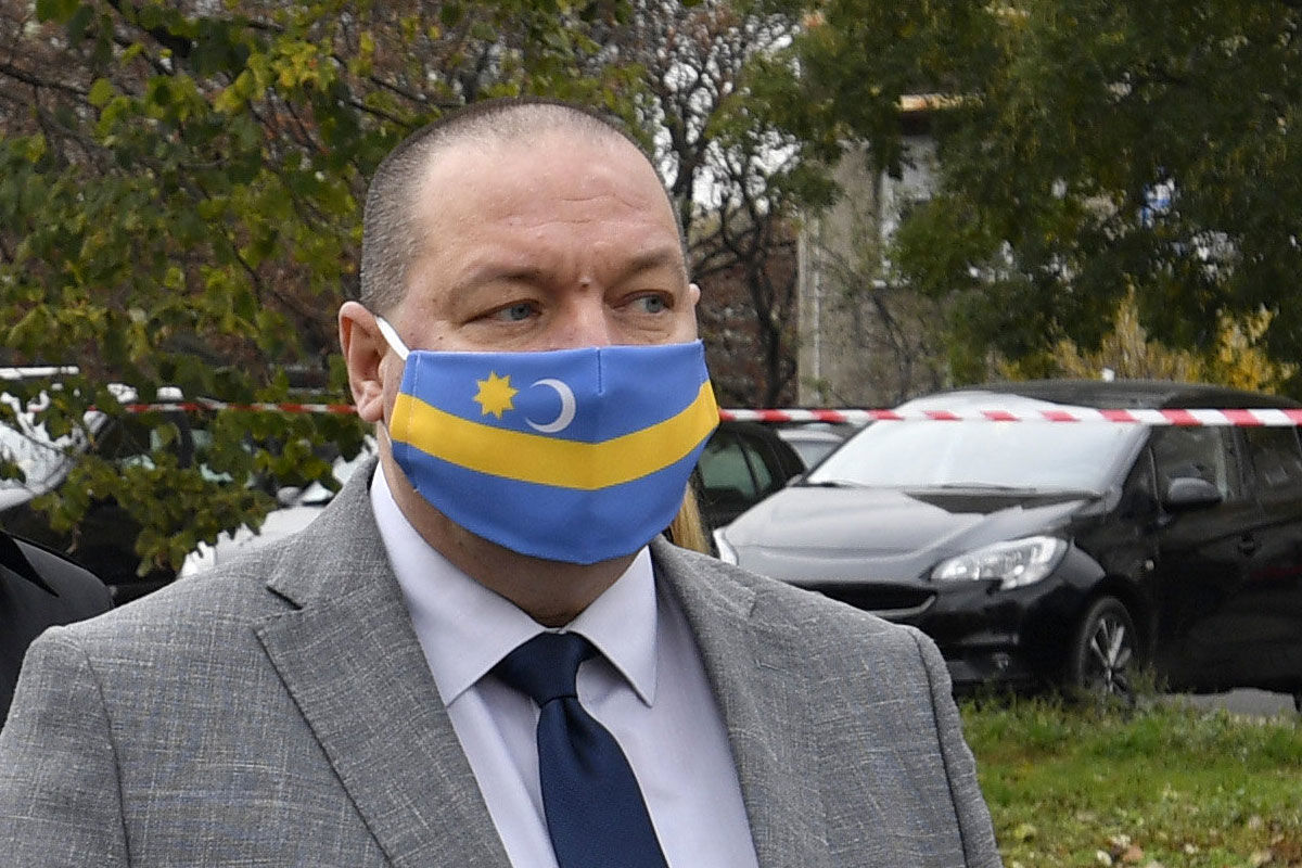 Németh Szilárd fideszes országgyűlési képviselő, a Honvédelmi Minisztérium parlamenti államtitkára a csepeli piac parkolójában tartott sajtótájékoztatón 2020. november 13-án.