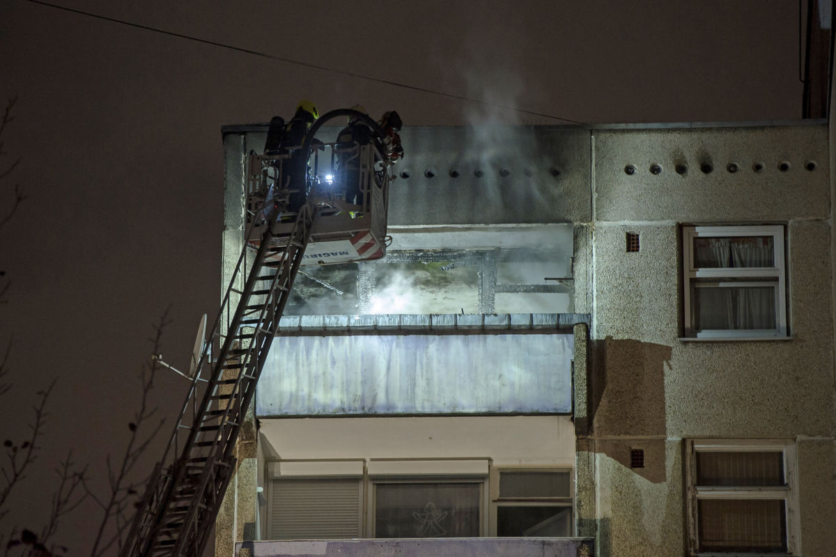 Tűzoltók Budapest XIX. kerületében, a Kazinczy utcában 2020. november 29-én éjjel, ahol tűz ütött ki egy társasház kilencedik emeleti lakásában, és a lángok két másik lakásra is átterjedtek.