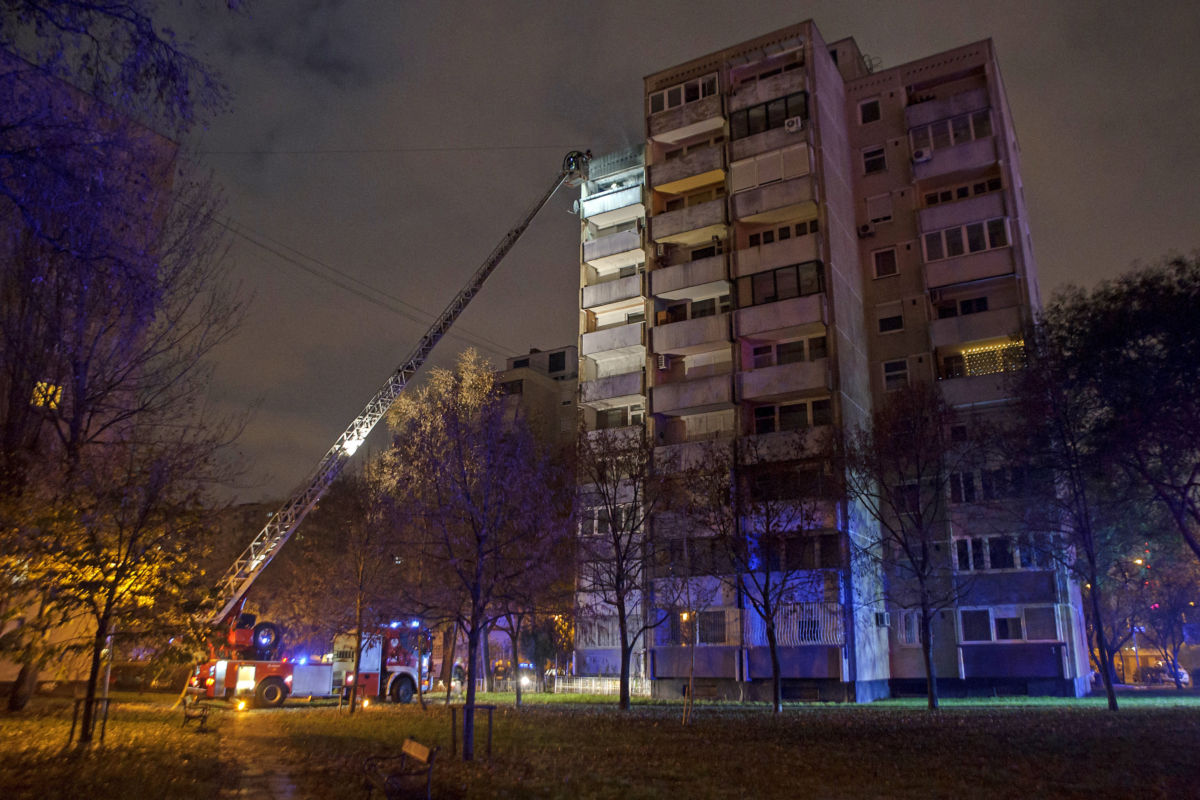 Tűzoltók Budapest XIX. kerületében, a Kazinczy utcában 2020. november 29-én éjjel, ahol tűz ütött ki egy társasház kilencedik emeleti lakásában, és a lángok két másik lakásra is átterjedtek.