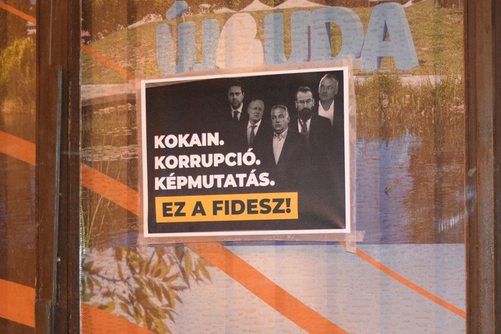 „Kokain, korrupció, képmutatás” – Fidesz-irodáknál plakátolt a Momentum