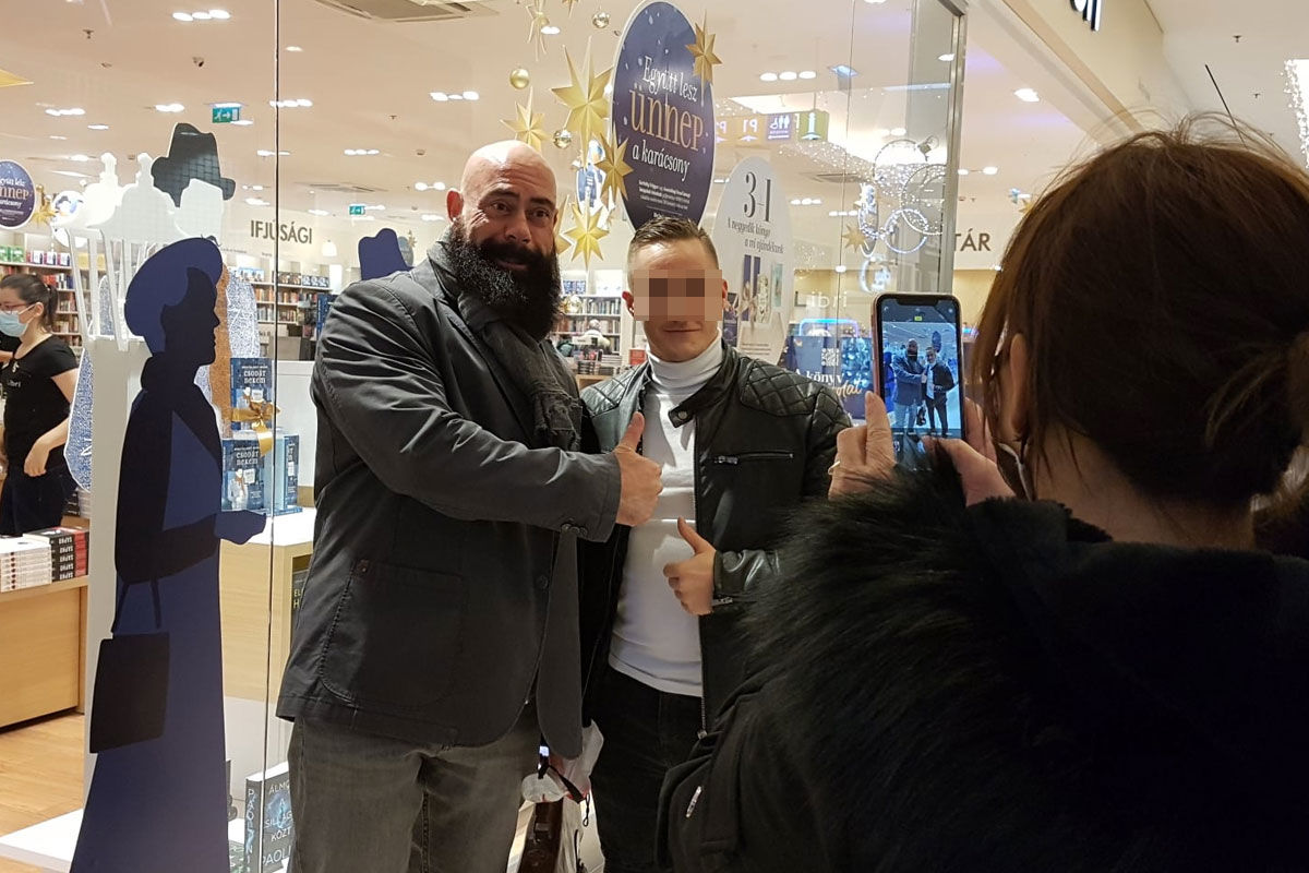 Elzavarták Gődényt egy budapesti bevásárlóközpontból, ahol a könyvével haknizott