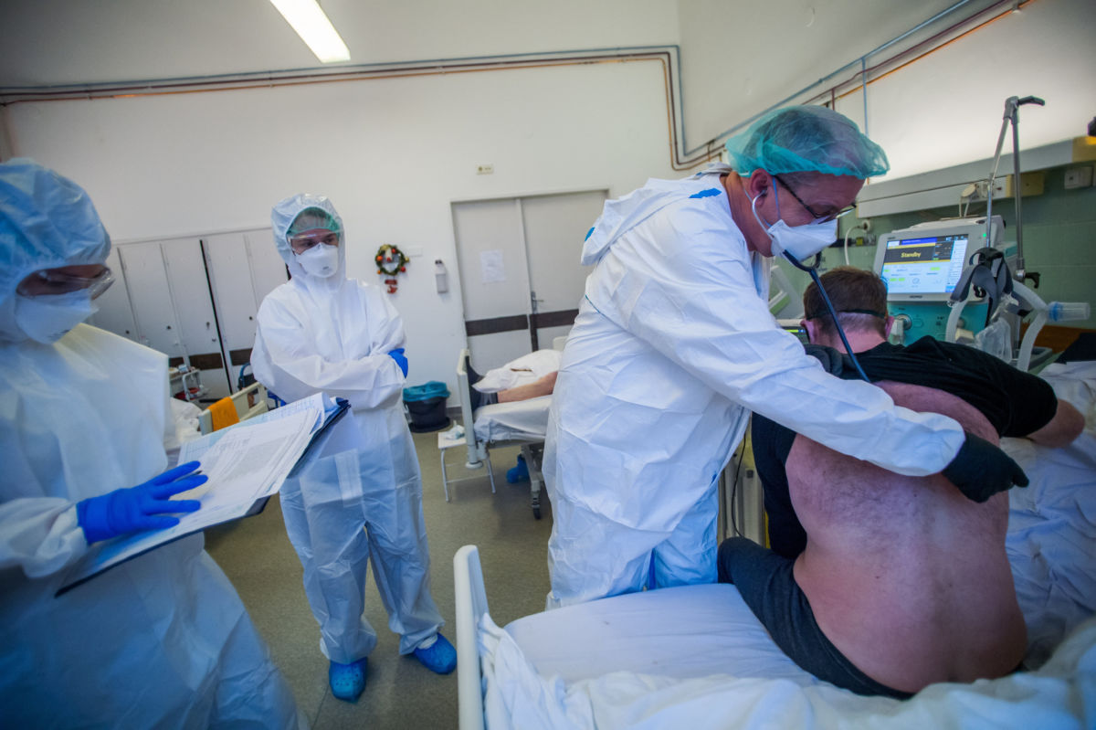 Védőruhába öltözött orvosok a koronavírussal fertőzött betegek fogadására kialakított osztályon a fővárosi Szent János Kórházban 2020. december 15-én.