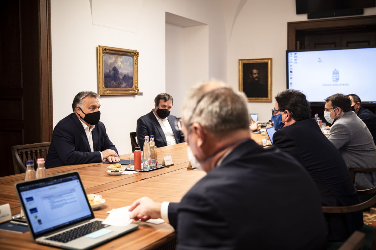Orbán Viktor miniszterelnök (b) járványügyi szakemberekkel egyeztet, mellette Palkovics László innovációs és technológiai miniszter (b2) a Karmelita kolostorban 2020. december 3-án.