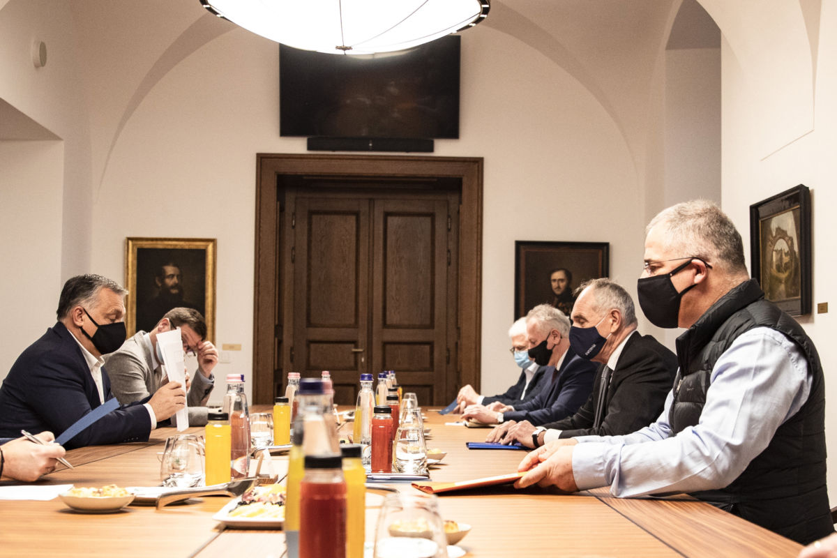 Orbán Viktor miniszterelnök (b) a Megyei Jogú Városok Szövetségének (MJVSZ) vezetőségével tárgyal a gazdasági akcióterv új elemeinek előkészítését célzó konzultációsorozat keretében Budapesten, a Karmelita kolostorban 2020. december 19-én.