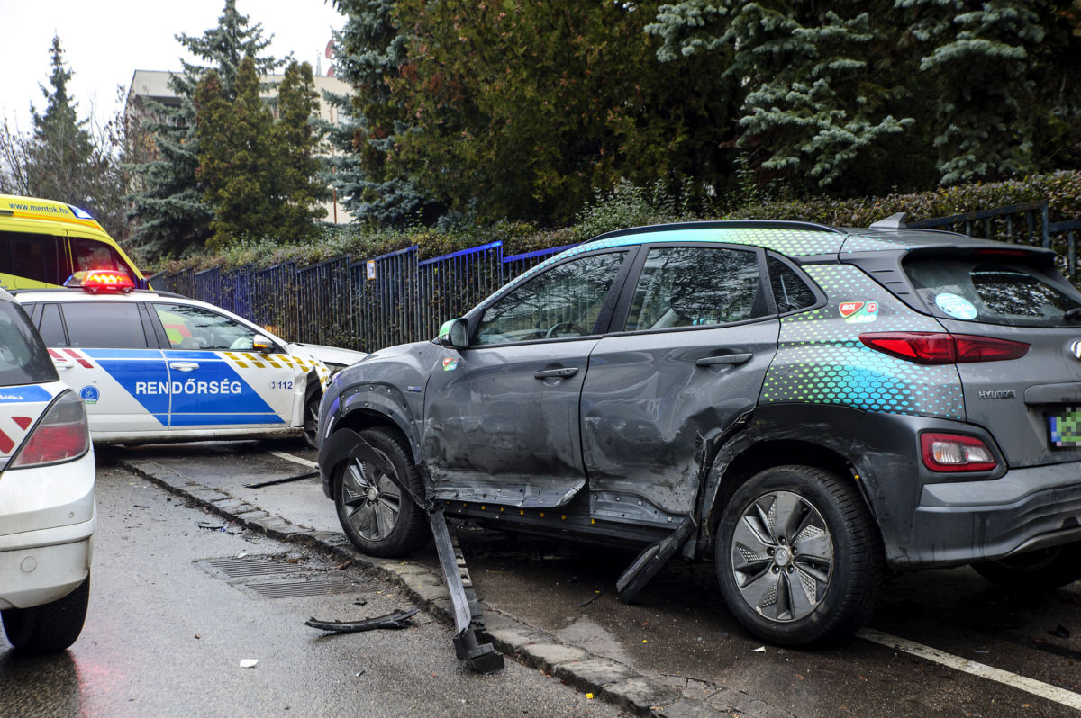 Ütközésben összetört személygépkocsik, köztük két rendőrautó Budapesten, az Istenhegyi úton 2020. december 30-án.