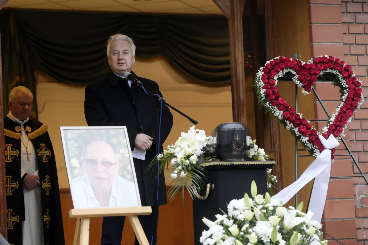 Semjén Zsolt miniszterelnök-helyettes az életének 70. évében elhunyt Balázs Fecó Kossuth- és Liszt Ferenc-díjas rockzenész, billentyűs, énekes, zeneszerző búcsúztatásán az Óbudai temetőben 2020. december 11-én.