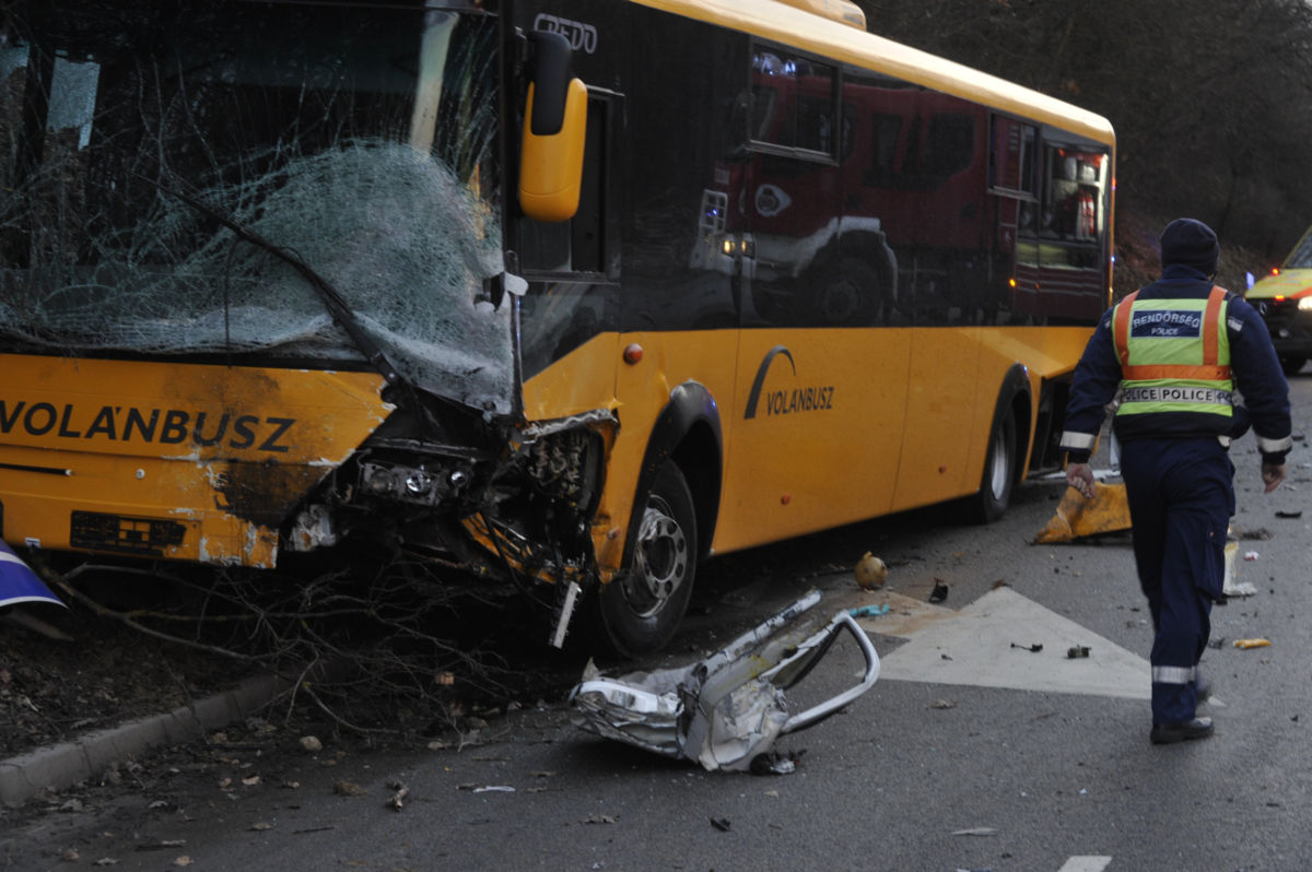 Ütközésben összetört autóbusz Gödöllőnél, a 3-as úton 2021. január 21-én.