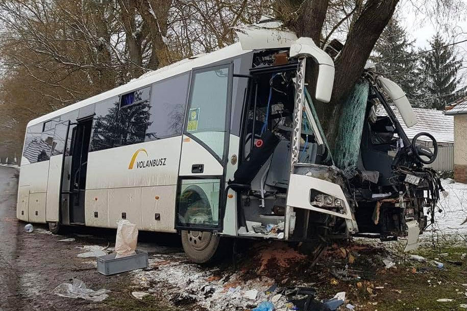 Fának ütközött egy busz Lőrinciben, hatan megsérültek