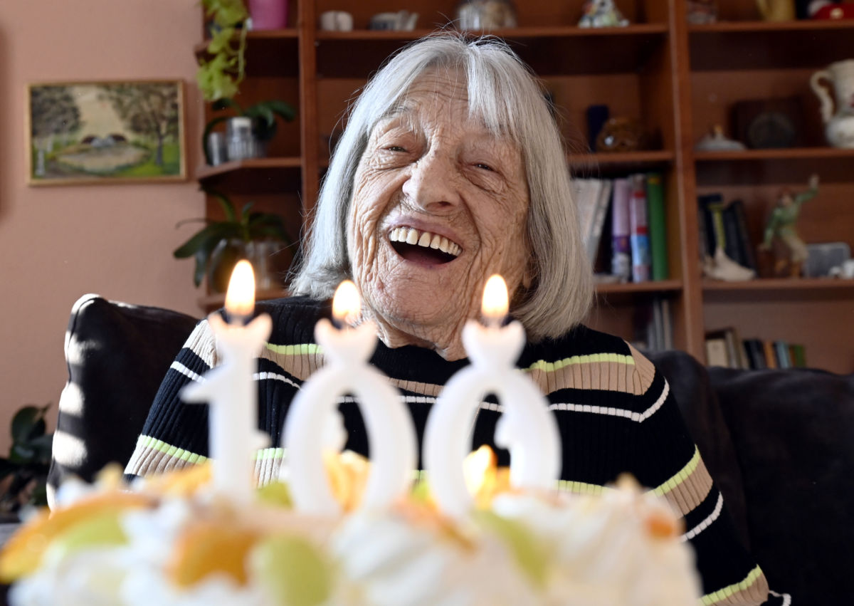 Keleti Ágnes a közelgő születésnapjára kapott tortával budapesti otthonában 2021. január 7-én.