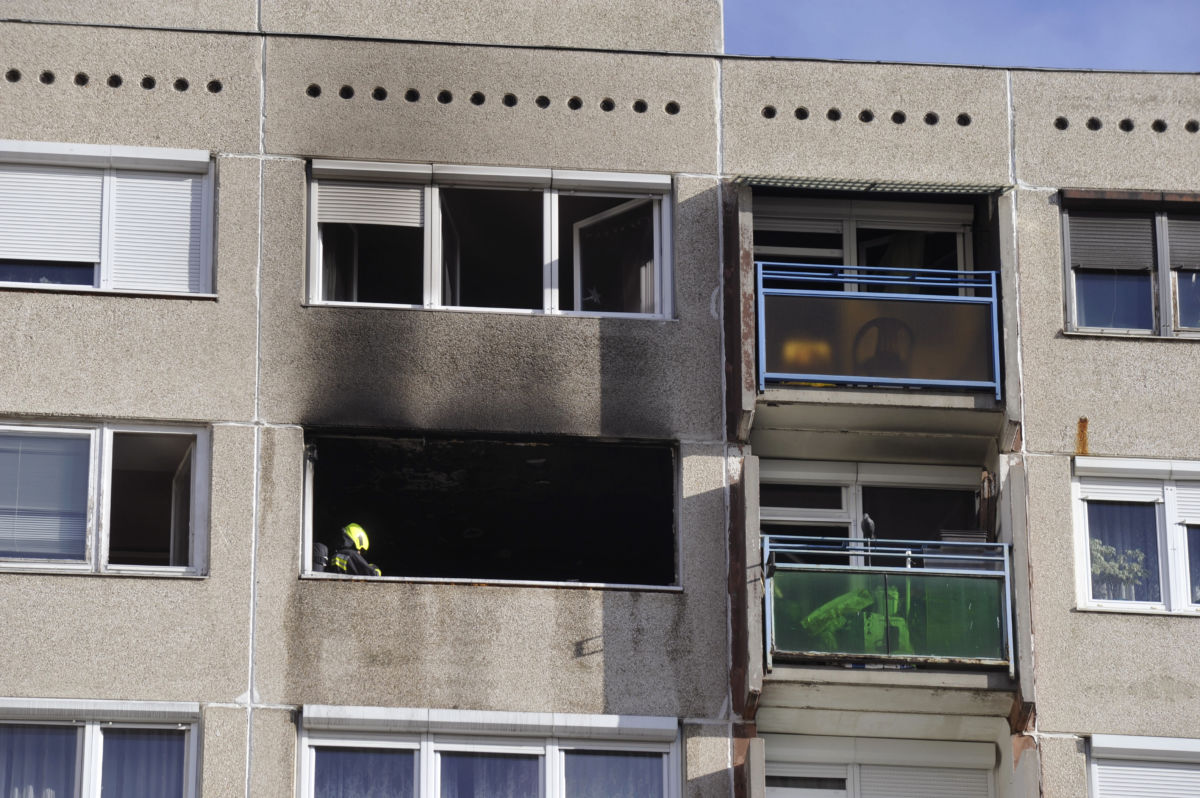 Tűzoltók dolgoznak egy kőbányai társasházban 2021. január 7-én, miután tűz ütött ki az épület egyik 9. emeleti lakásában. Egy nő a helyszínen meghalt.