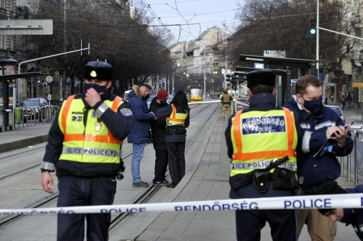 Bűnügyi helyszínelés Budapesten a Mester utcai villamosmegállóban, ahol megszúrtak egy férfit 2021. január 16-án.