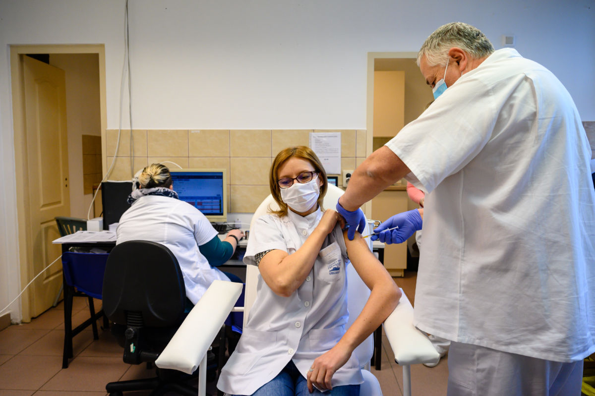 Bujdosó László osztályvezető főorvos Pfizer-BioNtech vakcinából készült koronavírus elleni védőoltást ad be egy egészségügyi dolgozónak a veszprémi Csolnoky Ferenc Kórházban 2021. január 9-én.