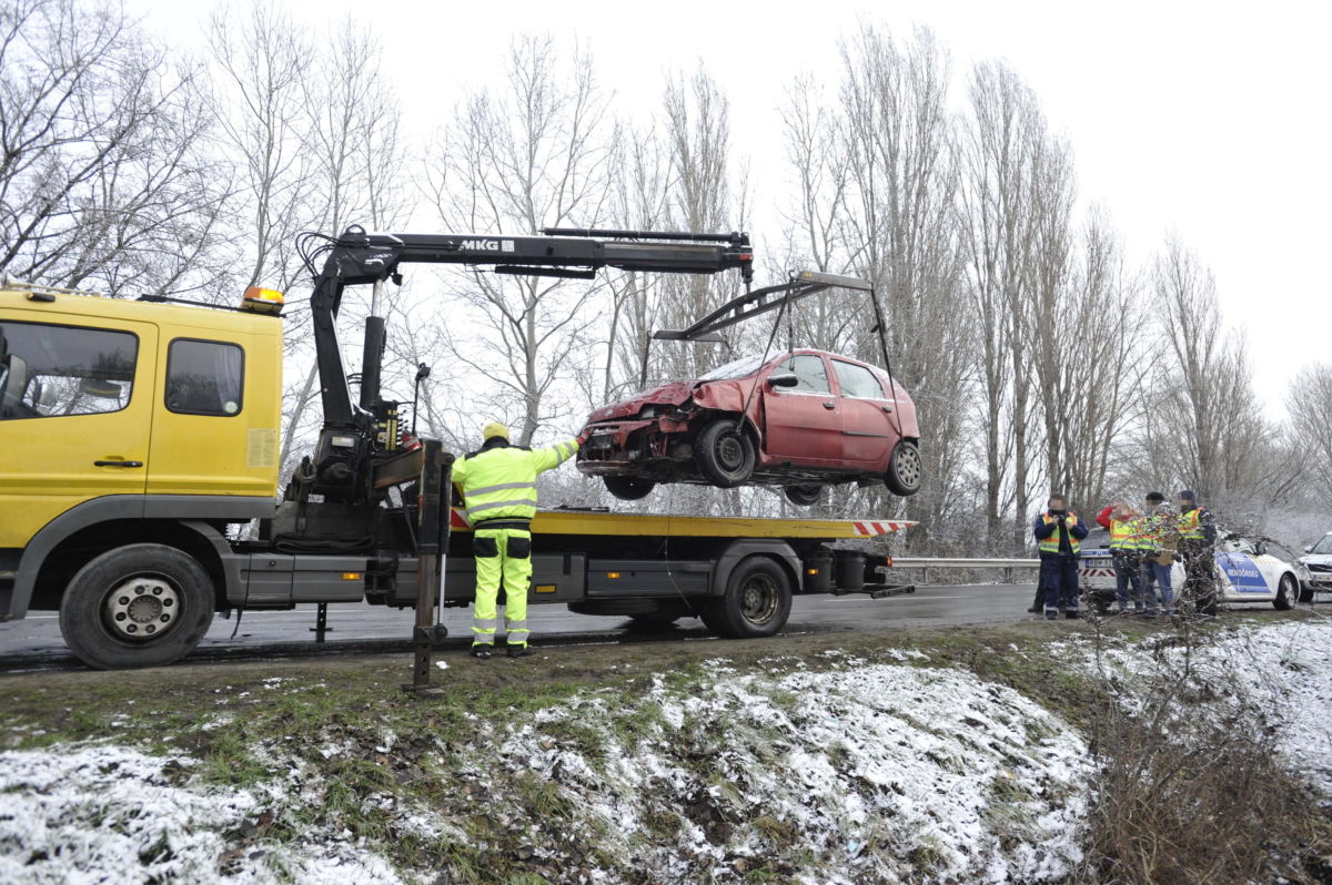 Összeroncsolódott személyautót szállítanak el Taksonynál, az 51-es főton, ahol az autó lesodródott az útról, nekiütközött egy másik járműnek, majd az út melletti árokba csapódott 2021. január 31-én.