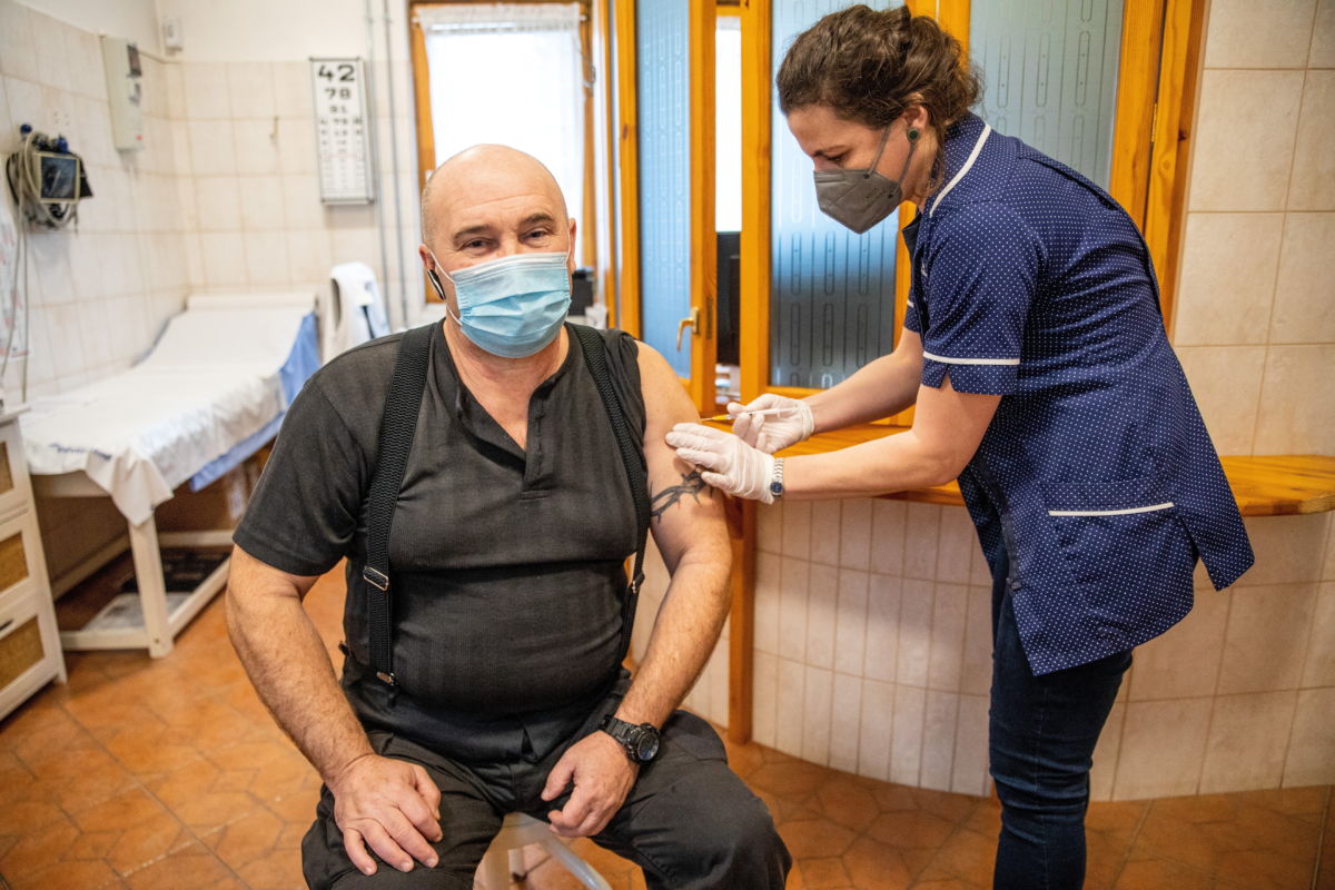 Vadányi Zoltán (b) az első adagját kapja meg az AstraZeneca svéd-brit gyógyszergyár koronavírus elleni oltóanyagának Patocskai Anna Tünde háziorvostól Szegeden, a szőregi városrészében lévő háziorvosi rendelőben 2021. február 11-én.