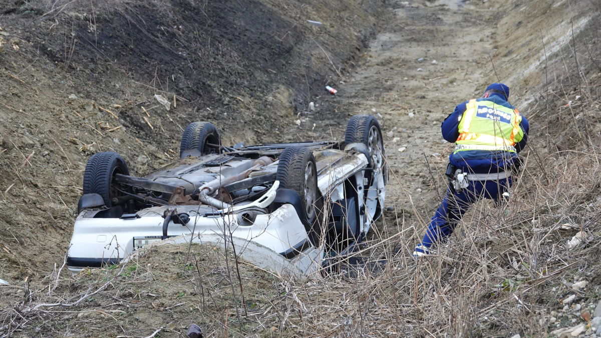 Árokba hajtott egy autó Szolnoknál, ketten meghaltak