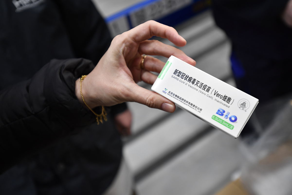 A Sinopharm kínai gyógyszergyártó cég koronavírus elleni, ezen a napon érkezett vakcináinak egyikét mutatják a Hungaropharma gyógyszer-nagykereskedelmi vállalat budapesti logisztikai központjában 2021. február 16-án.