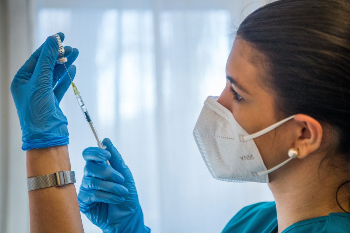 Oltásra készíti elő egy nővér az orosz Szputnyik V koronavírus elleni vakcinát (hivatalos nevén Gam-COVID-Vac) az Észak-Közép-budai Centrum (ÉKC) Új Szent János Kórházban, a főváros XII. kerületében 2021. február 13-án.
